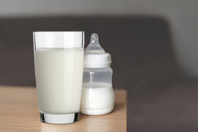 برای ترک عادت کودک به شیشه شیر، بخشی از شیر را در لیوان بریزید.